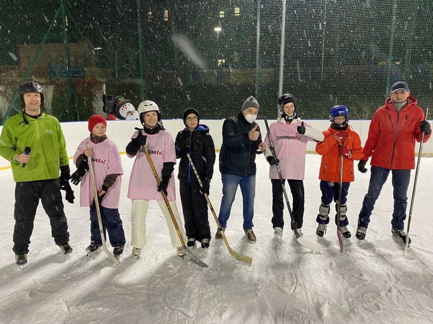 Mecz hokeja i zabawa na lodowisku w Opatowie dla Igi Kaczmarczyk chorej na SMA (ZDJĘCIA)