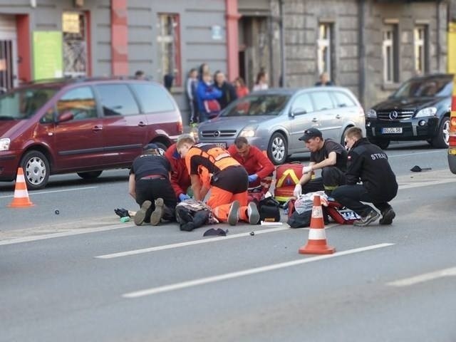 Na miejscu wypadku od poniedziałku palą się znicze. Zbierają...