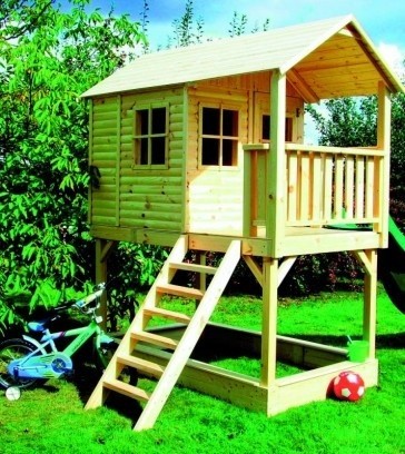 Drewniany domek w ogrodzie to super zabawa dla każdego...