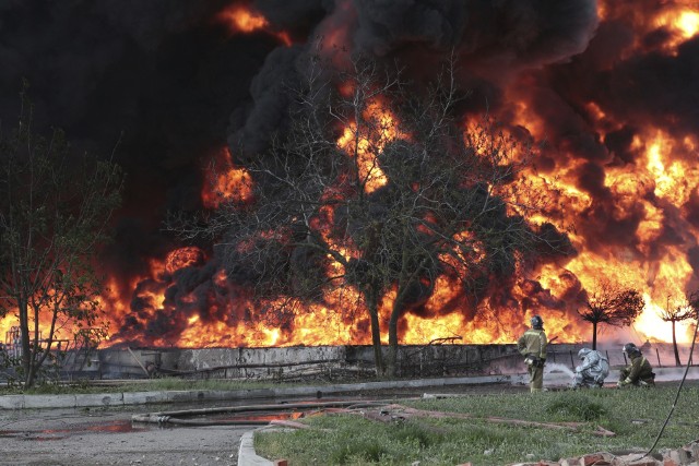 Czwartkowy pożar pojawił się po serii wybuchów w rosyjskich obiektach wojskowych w pobliżu Ukrainy.