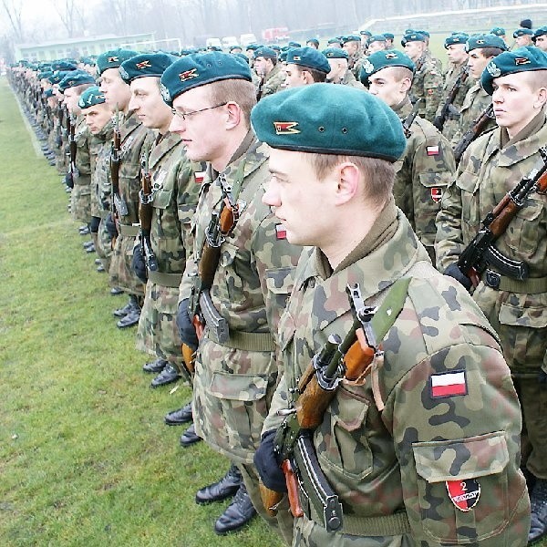 To ostatni żołnierze, którzy do wojska trafili z poboru. Obecnie armia czeka na ochotników, oferując im służbę zawodową