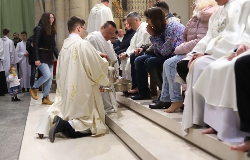 Arcybiskup Ryś obmył nogi wszystkim chętnym! Pierwszy raz w obrządku uczestniczyły panie