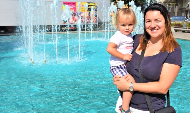 11 września 2020 r. Zielona Góra. Pani Alina z córeczką Ulą są zachwycone turkusowym kolorem wody w fontannie na pl. Bohaterów