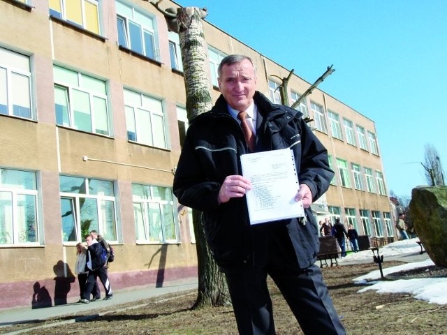 Głaz z tablicą pamiątkową stanie przed budynkiem szkoły. Zasadzimy też 18 Dębów Pamięci &#8211; mówi Krzysztof Domalewski, z-ca dyrektora "ekonomika&#8221;.