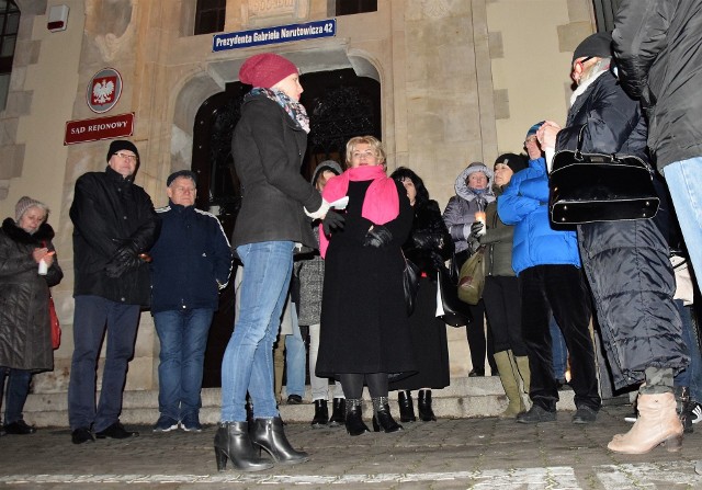 Kolejny protest przeciwko polityce rządu odbył się pod inowrocławskim Sądem Rejonowym. Tym razem zorganizowali go członkowie i sympatycy Platformy Obywatelskiej. Domagali się m. in. wolnych sądów, wolnych wyborów i wolnej Polski.