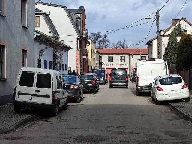 Strażacy z OSP Lubliniec mają problem z wyjazdem z remizy. Blokują go zaparkowane samochody.  Zobacz kolejne zdjęcia. Przesuwaj zdjęcia w prawo - naciśnij strzałkę lub przycisk NASTĘPNE