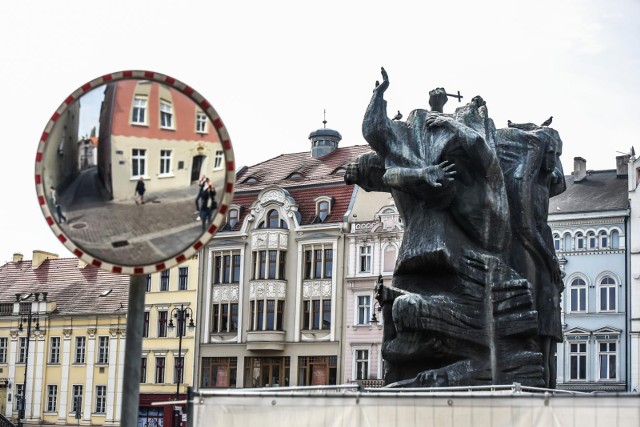 Informacje od organizatora:Serdecznie zapraszamy wszystkie osoby odwiedzające Bydgoszcz, a także mieszkańców miasta na letnie spacery z przewodnikiem. To doskonała okazja by poznać historie ciekawych miejsc, a także posłuchać legend oraz ciekawych anegdot.► W 2022 roku proponujemy dwie trasy:Poznaj Stare Miasto - w każdą sobotę - czas trwania: 1,5 godz.spacer przez Stary Rynek, Katedrę, Mostową i Wyspę MłyńskąDookoła Śródmieścia  - w każdą niedzielę - czas trwania: 1,5 godz.spacer w okolice fontanny potop, Placu Wolności, ciekawych kamienic, pomnika ŁuczniczkiStart: w każdą sobotę i niedzielę do końca sierpnia o 12.30► Gdzie: Bydgoskie Centrum Informacji, ul. Batorego 2► Czas trwania spacerów: ok. 1,5 godz.► Koszt: 10 zł za osobę (dzieci do lat 10 bezpłatnie)Ze względu na ograniczoną liczbę miejsc prosimy o wcześniejszy zakup biletu w Informacji Turystycznej lub online.