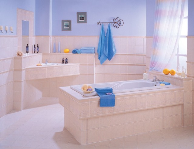 Tradycyjnie najczęściej wykłada się glazurą ściany łazienek.