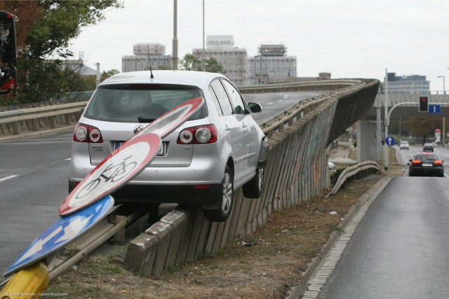 Samochód wypadł z jezdni i uderzył w barierki