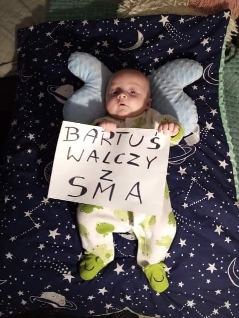 Kibice z całej Polski wykrzykują hasło dla chorego Bartusia z Sandomierza. "Bez was nie zbiorę dziewięciu baniek na lek dla mojego syna"