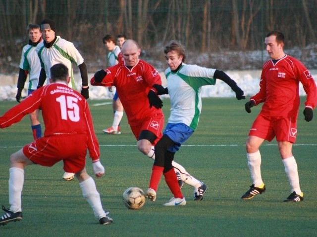 Młodzi piłkarze Gryfa (w białej koszulce Hubert Sawicki) dali sobie wbić gole czwartoligowcom dopiero w dogrywce.