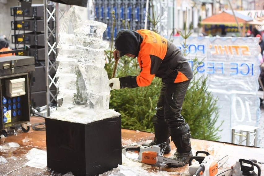 Rzeźby lodowe powstawały w Poznaniu przez cały dzień