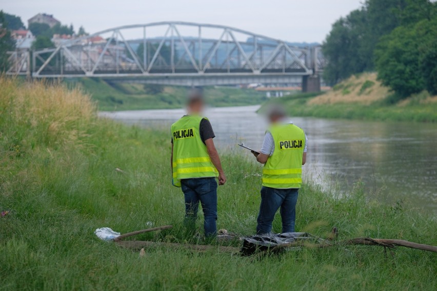 We wtorek przed godz. 6 policjanci zauważyli ciało w rzece...