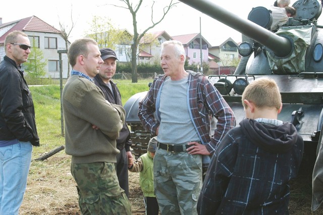 Sławomir Trzeciakiewicz (po lewej) nie marzył nigdy o wojsku, ale o tym, żeby mieć własny czołg. I go kupił!