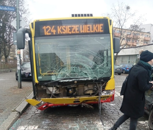 W wypadku brał udział autobus MPK Wrocław linii 124, ale sprawcą zdarzenia był kierowca seata, który uciekł.