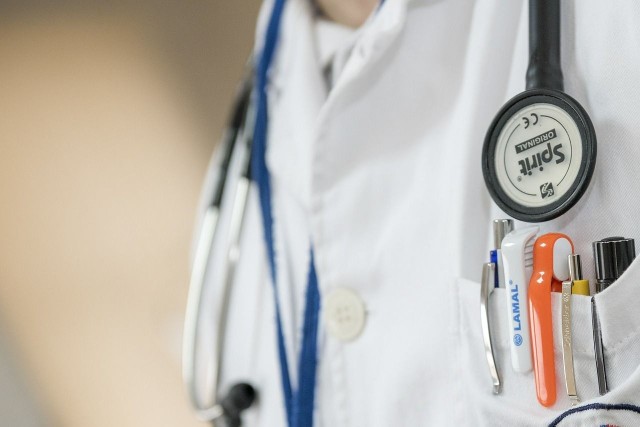 W tarnobrzeskim szpitalu brakuje lekarzy, dlatego placówka szuka specjalistów z pośrednictwem Powiatowego Urzędu Pracy w Tarnobrzegu. Sprawdź na kolejnych slajdach, jakich lekarzy szuka tarnobrzeski szpital i jakie oferuje zarobki >>>