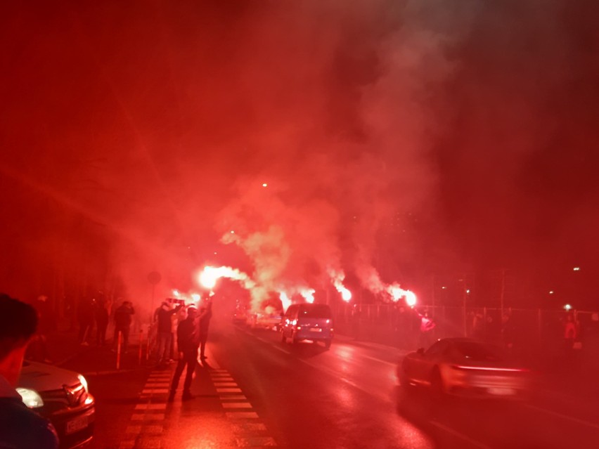 Tak kibice Wisły żegnali swoich piłkarzy wyjeżdżających na...