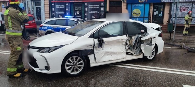 Na skrzyżowaniu ulic Zwycięstwa i Grottgera kierujący chryslerem wymusił pierwszeństwo i uderzył w prawidłowo jadącą toyotę.