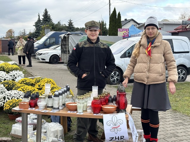 Podobnie jak przed wieloma innymi cmentarzami we Wsoli znicze i wkładki sprzedawali harcerze z miejscowej szkoły