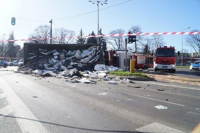 Groźny wypadek w centrum Słupska. Przewróciła się ciężarówka [ZDJĘCIA]