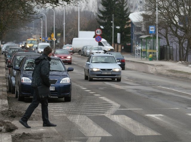 Oto przejście na ulicy Krakowskiej, na którym w czwartek potrącone zostały dwie nastolatki. Zdaniem pobliskich mieszkańców, aby poprawić bezpieczeństwo pieszych, należałoby wstawić dodatkowe znaki informujące o "zebrze&#8221;.