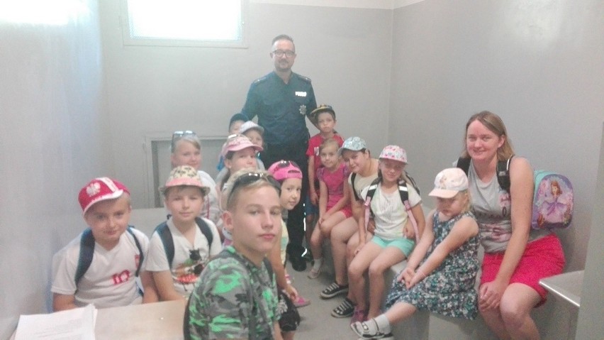 Dzieciaki z gminy Radziejów trafiły do policyjnego aresztu! Ale broń Boże, nie za karę, tylko w ramach wycieczki