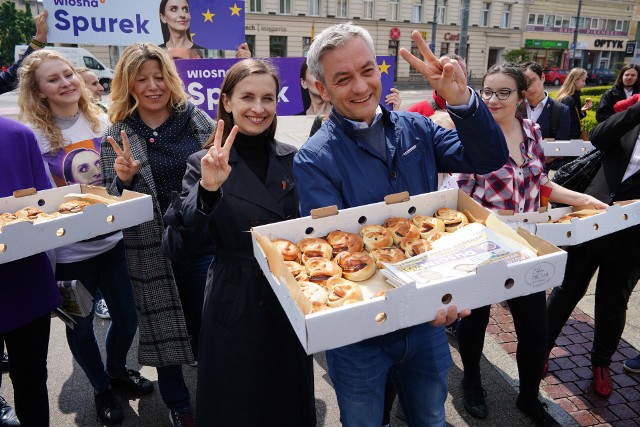 W Poznaniu po raz kolejny w czasie kampanii wyborczej do Parlamentu Europejskiego, pojawił się Robert Biedroń, szef Wiosny. Tym razem na placu Wolności rozdawał jabłka i... wegańskie drożdżówki