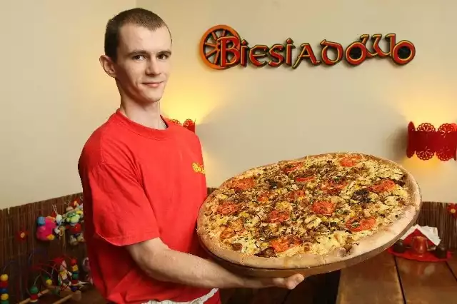 - Pizza &#8222;Kokocha&#8221; z kawałkami dobrze przyprawionego kurczaka, pomidorem i szczypiorem to kolorowa propozycja w sam raz na spotkanie ze znajomymi - mówi Dariusz Goraj, kucharz w pizzerii Biesiadowo w Kielcach:.