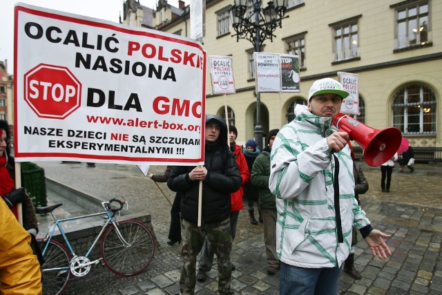 Kosnumenci czują się zagrożeni przez GMONaukowcy zapewniają, że żywność (w tym pasze) modyfikowane genetycznie są bezpieczne i nie ma żadnych powodów, by się jej obawiać.