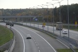Utrudnienia na A1 koło Włocławka w kierunku Łodzi. Samochód uderzył w barierę