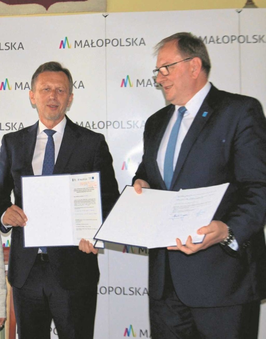 Jacek Krupa (z lewej) i Paweł Kolasa podpisali umowy