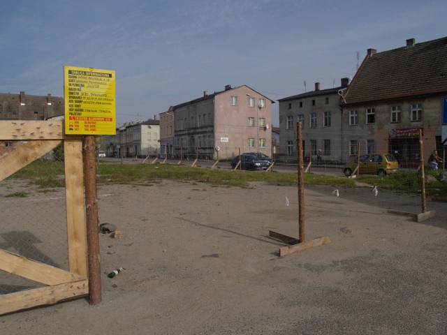 Teren budowy jest otoczony płotem już od wakacji. Od tamtej jednak pory nic się już na placu nie dzieje.