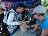 Uczniowie budowali budki lęgowe dla ptaków na placu Wolności w Opolu