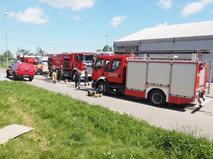 Trwa dogaszanie pożaru przy ulicy Lnianej w Koszalinie