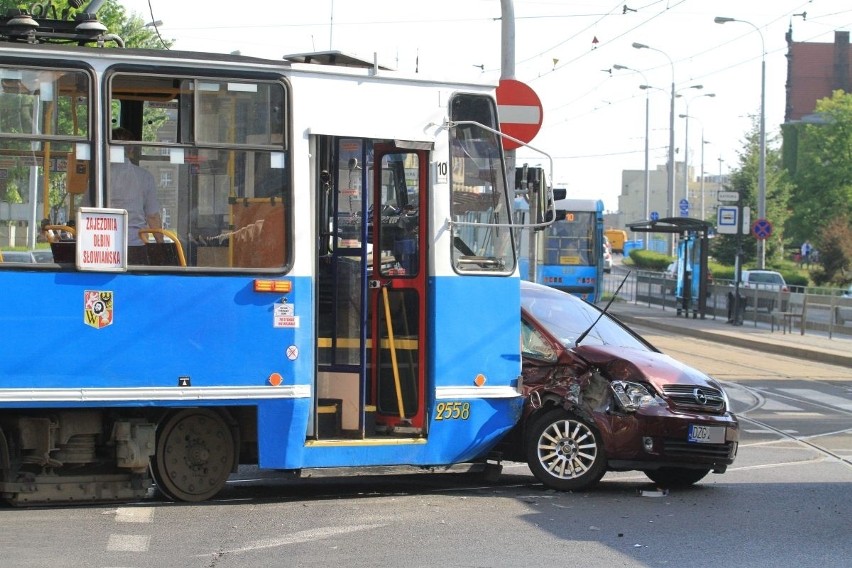 Wypadek na Wyszyńskiego. Tramwaj linii 10 zderzył się z oplem (FILM, ZDJĘCIA)