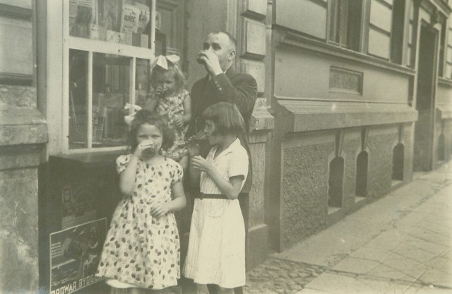 Józef Borecki z córeczkami - najmłodszą Basią, Janeczką i Zosią na ulicy Sienkiewicza, Bydgoszcz, II poł. lat 30.