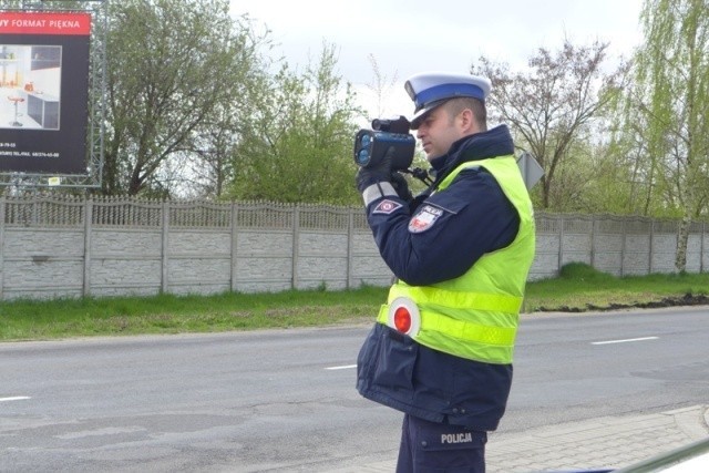 Policjanci z żarskiej komendy prowadzą liczne działania, które mają na celu poprawę bezpieczeństwa w ruchu drogowym.