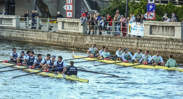 XXVII Wielka Wioślarska o Puchar Brdy 2018, podobnie jak poprzednie edycje, znowu przyciągnęła wielu kibiców sportów wodnych i bydgoszczan, którzy przybyli na nabrzeże w okolicach Rybiego Rynku całymi rodzinami. Tam znajdowała się meta.W zawodach wystąpiło 40 osad, które rywalizowały w kilku kategoriach.W wyścigu głównym juniorów, Memoriale Zbigniewa Urbanyi’ego, na dystansie 8,6 km, zwyciężyła reprezentacja Bydgoszczy, przed AZS UMK Toruń Wyścig w kategorii kobiet wygrała ósemka reprezentacji Niemiec, przed pierwszą osadą Lotto Bydgostia Wyścig główny seniorów wygrała osada Lotto Bydgostii, przed AZS Szczecin.W wyścigu otwartym seniorów zwyciężyła reprezentacja Litwy, przed WSG Wyścig otwarty juniorów wygrała reprezentacja Berlina II.Odbyły się też wyścigi mikstów kajakarek i kajakarzy oraz sprinty.I na deser: w wyścigu uniwersyteckich osad zza Kanału La Manche, Cambridge lepszy o 13 sekund od Oxfordu. Aktualny stan rywalizacji: 7-5 dla przegranych w 2018 roku.ZOBACZ ZDJĘCIA z RYWALIZACJI NA BRDZIE I KIBICÓW NA NABRZEŻU >>>>>