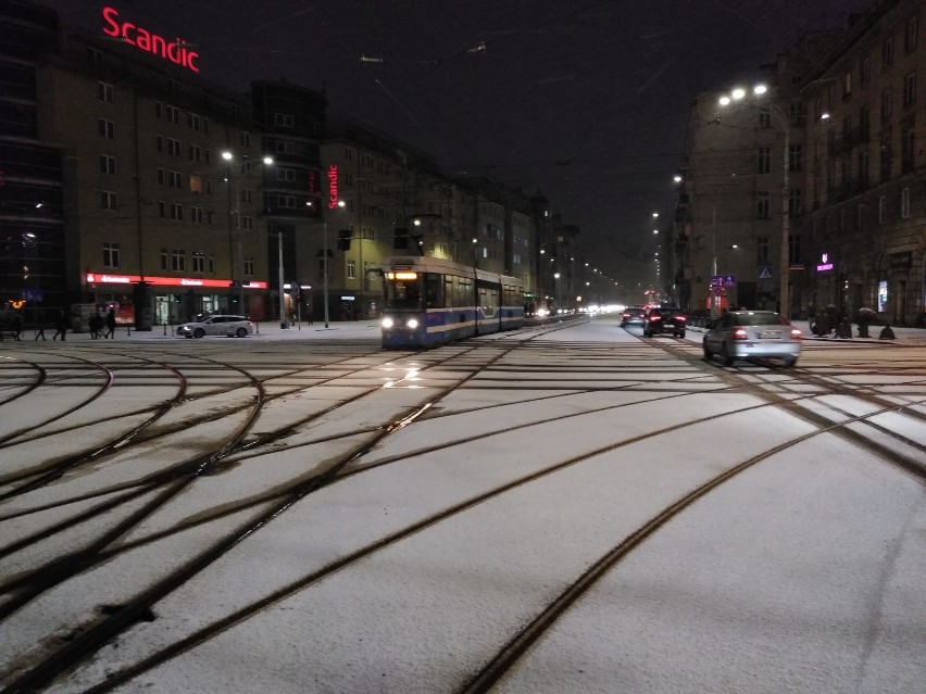 Sypnęło śniegiem we Wrocławiu. Momentalnie zrobiło się biało (ZDJĘCIA)