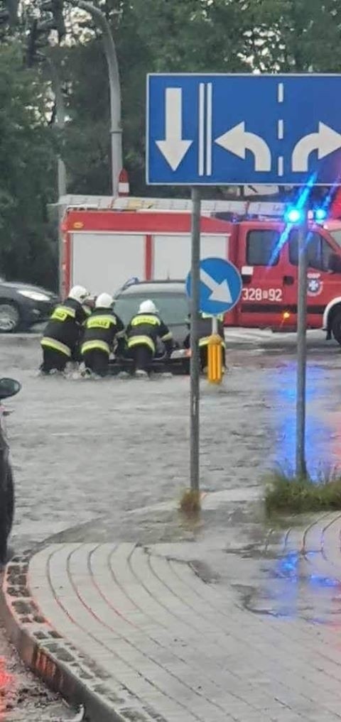 Po burzy zalane ulice Rzeszowa. "Studzienki nie wyrabiają i metr wody" [ZDJĘCIA]