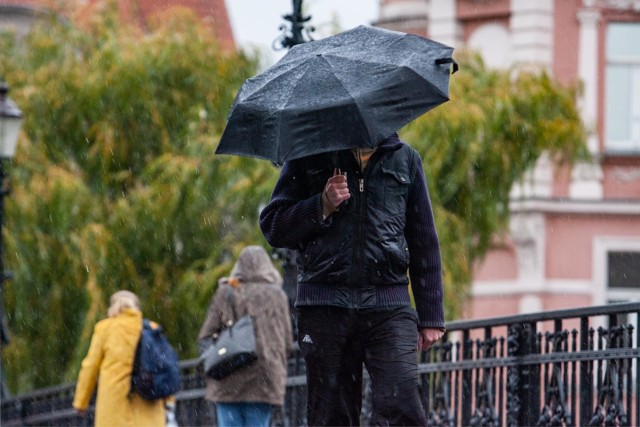 23.10.2018 bydgoszcz pogoda deszcz wiosna parasol miasto .fot: arkadiusz wojtasiewicz/polskapress