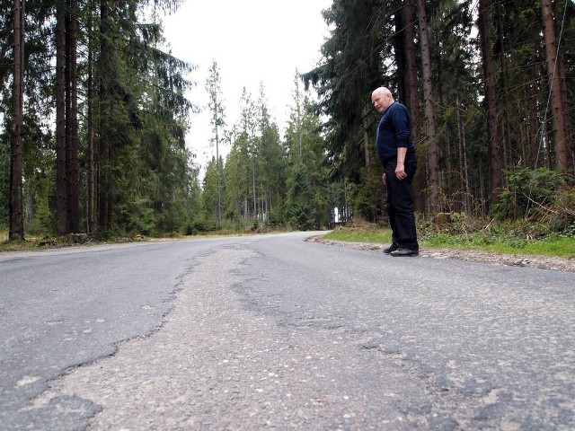 Ta droga się sypie, choć ma zaledwie cztery lata – pokazuje dziury Jan Łacek, sołtys Murzasichla