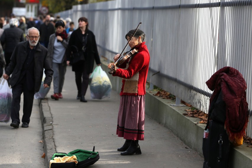 Wszystkich Świętych 2018. Na Cmentarzu Rakowickim handel kwitnie