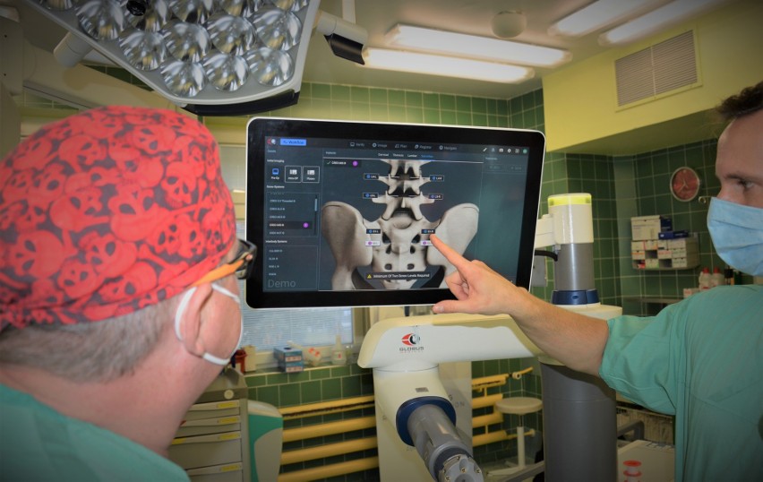 Opole. Neurochirurdzy ze Szpitala Klinicznego testowali robota, który szybko i bezbłędnie osadza implanty w kręgosłupie