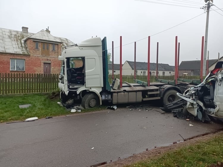 Wypadek w Andrzejkach-Tyszkach (gmina Czerwin). 30.09.2021 zderzyły się dwa pojazdy: bus oraz samochód ciężarowy. Zdjęcia