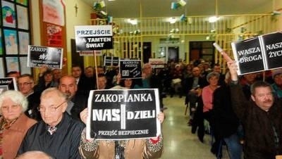 Uczestnicy spotkania w Gaju żądają bezkolizyjnych przejść przez niebezpieczną drogę krajową FOT. BARBARA CIRYT