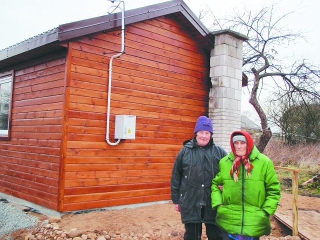82-letnia Janina Gniazdowska i jej niepełnosprawna córka Danuta zamieszkały już w nowym drewnianym domku. Mają tu wszystko, czego im potrzeba &#8211; przede wszystkim jest ciepło.