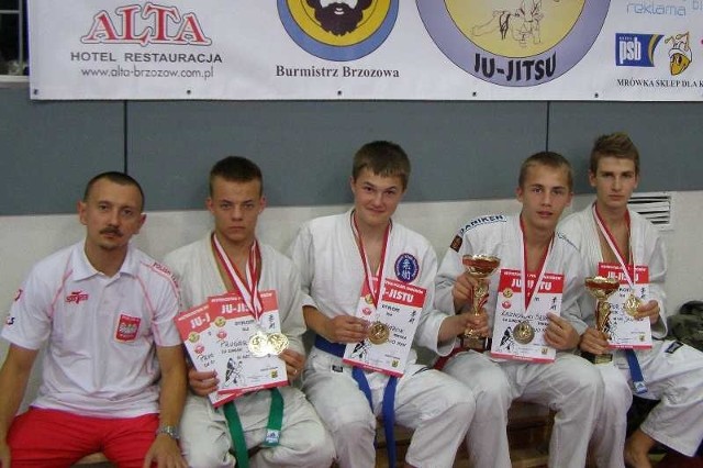Zawodnicy BKS Ju-Jitsu z medalami mistrzostw Polski juniorów.