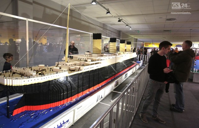 Model statku Titanic zbudowany z klocków Lego.