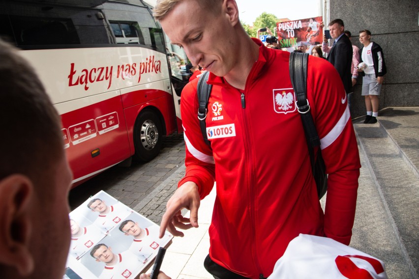 WAŻNE! Do kolejnych zdjęć przejdziesz za pomocą gestów na...